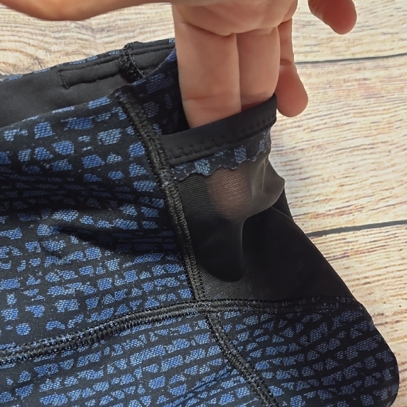 Lululemon Free Runner Crop Size 6 - Picture 6 of 7